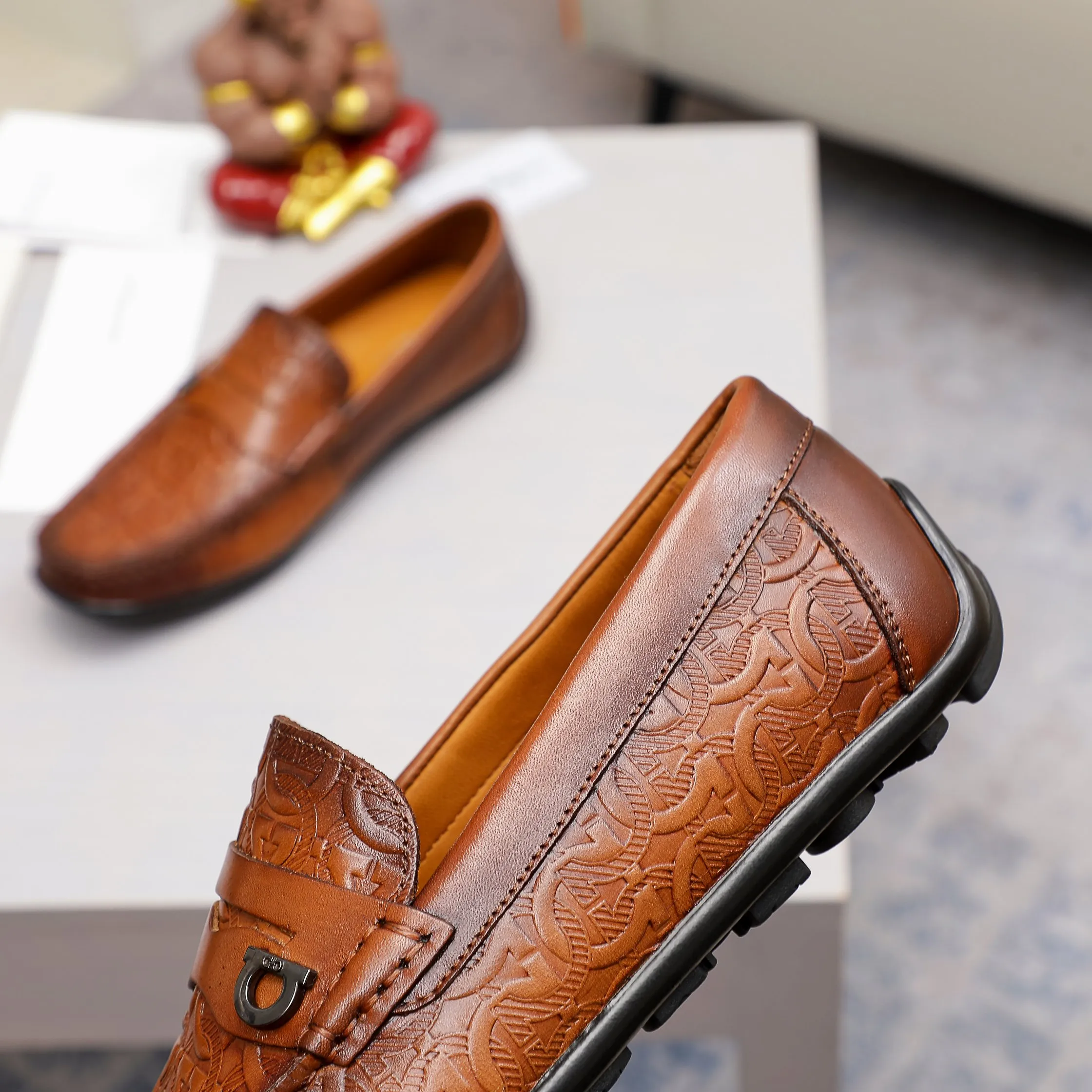 Men's clothing and shoes💰360 🔥Ferragamo's new men's casual slip-on shoes🇨🇳Official website original 1:1 mold opening, original quality💯Fine workmanship, high-end luxury☘The upper is made of imported Italian first-layer cowhide🌴Top layer🐷Leather lining🍓Rubber wear-resistant and non-slip outsole, breathable and comfortable to wear🍍The first choice for high-grade men🍉Black, brown. Code number 38-45